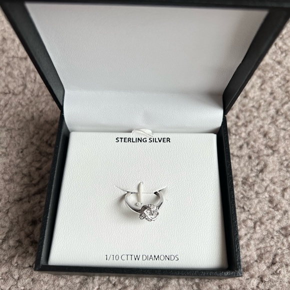 1/10 cttw Diamonds Ring - Picture 3 of 4